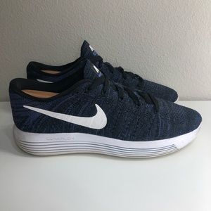 Nike Womens Lunarepic Low Flyknit Running Shoes